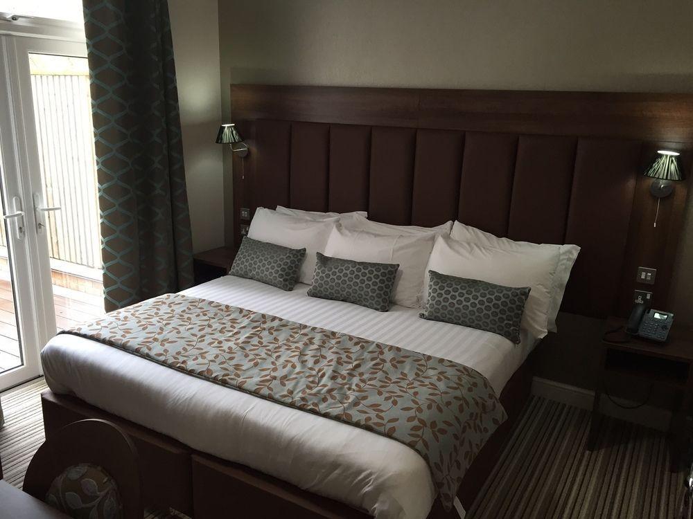 Twin Oaks Hotel Честерфилд Экстерьер фото