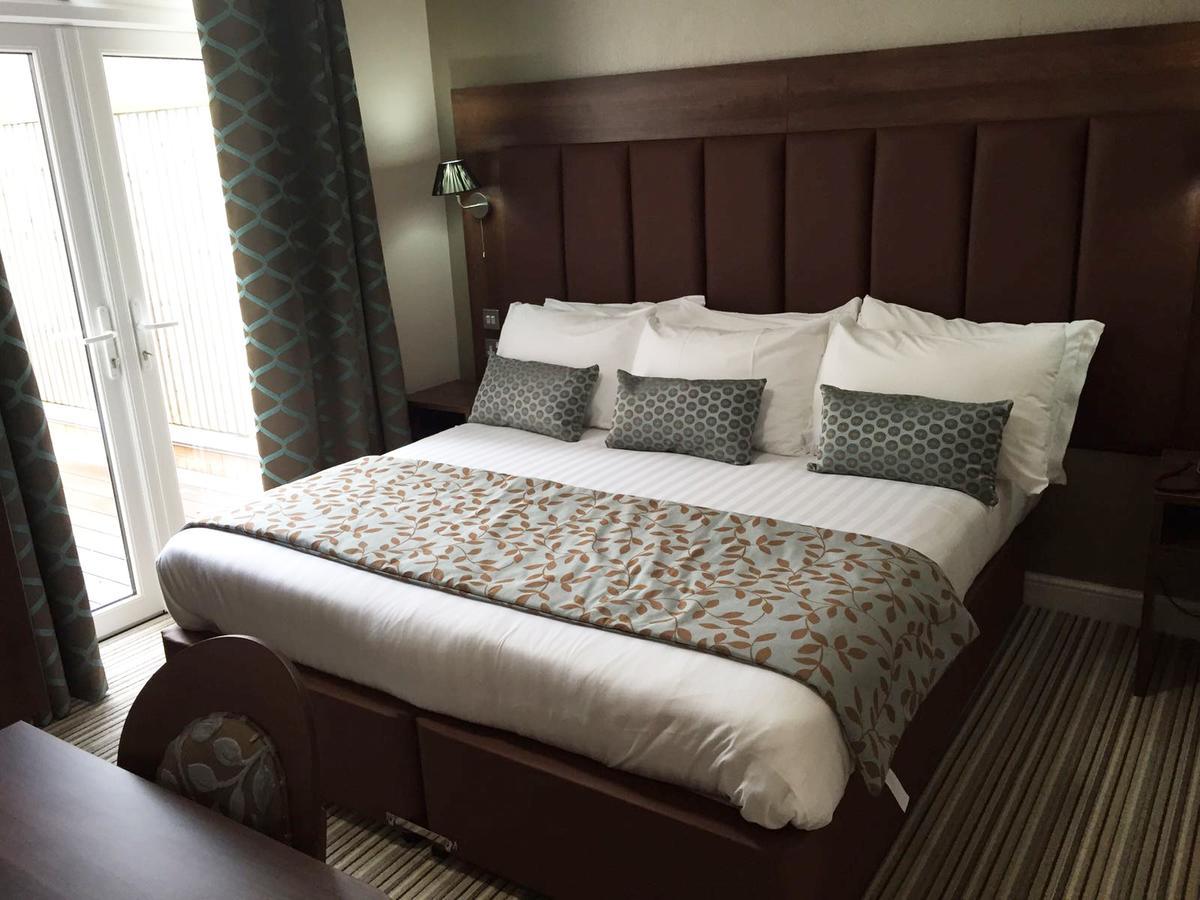 Twin Oaks Hotel Честерфилд Экстерьер фото